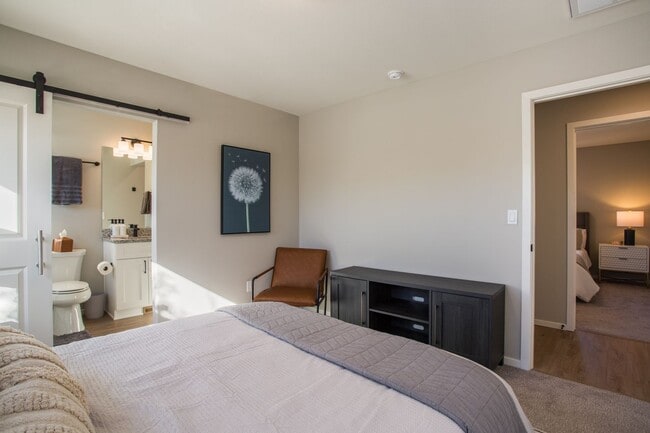 Building Photo - Newer Townhome in Downtown Albuquerque