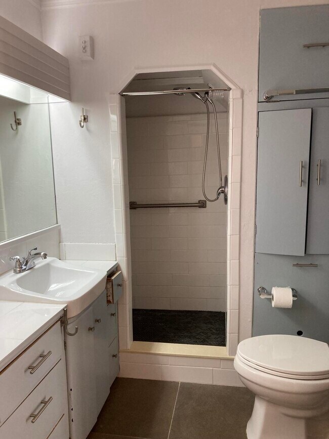 Building Photo - 824 35th St