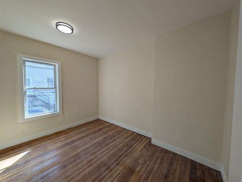 Building Photo - 5 Lowell Cir