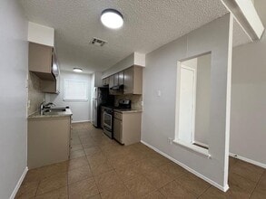 Building Photo - 1410 W Braker Ln