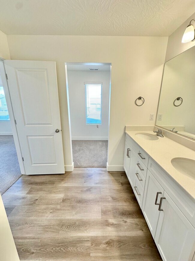 Building Photo - Desert Color Townhome!