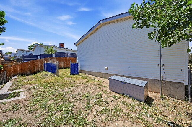 Building Photo - $2,595.95, 5 bed, 3.5 bath with a fenced back yard
