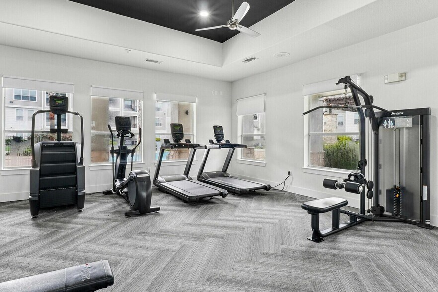 Building Photo - 14807 Woodland Hills Dr