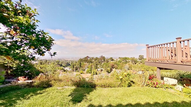 Building Photo - Panoramic Views and Prime Location