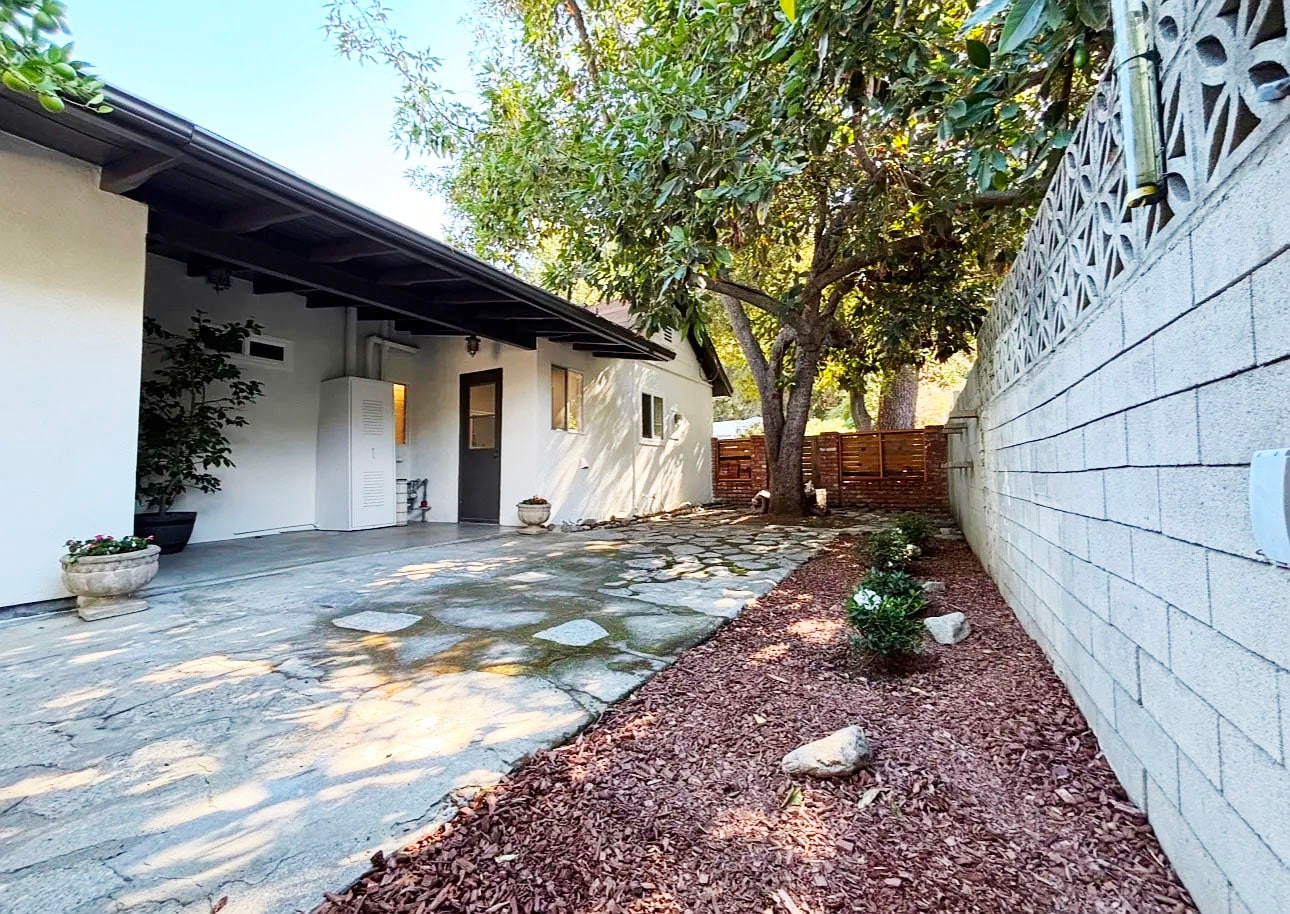 Building Photo - 9739 Pinewood Ave