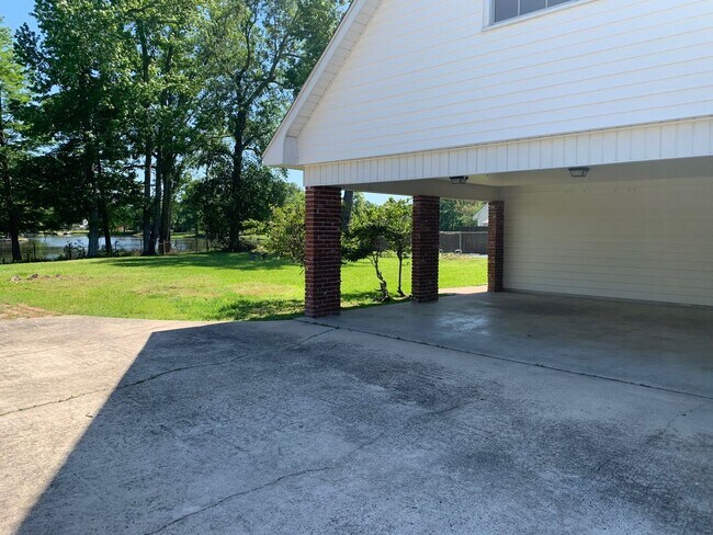 Building Photo - 866 W Lakeview Dr