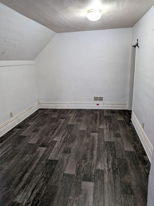 Building Photo - 229 Cedar St