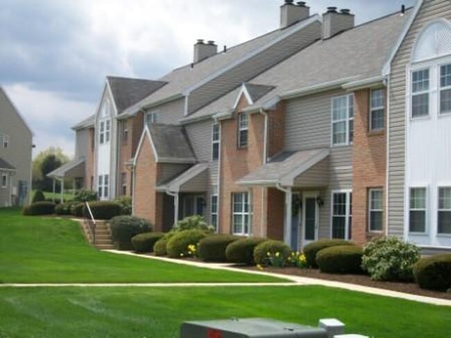 Building Photo - Great ‘Seven Oaks’ 3 Bedroom Condo