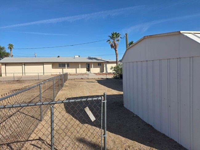 Building Photo - LAND, LAND AND MORE LAND! 2 bed/2 bath Manufactured home in Bullhead City on Huge double lot!