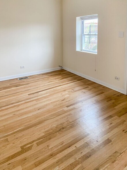 Building Photo - 2327 N Southport Ave