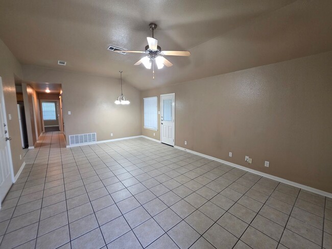 Building Photo - 3 Bedroom / 2 Bath Duplex – NEW FLOORING IN THE BEDROOMS