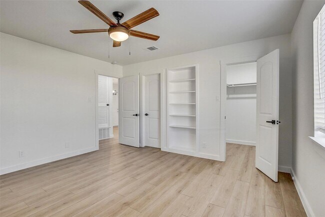 Building Photo - 1402 Valleyridge Cir