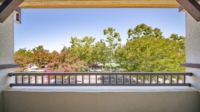 Building Photo - 2862 Pearblossom Dr