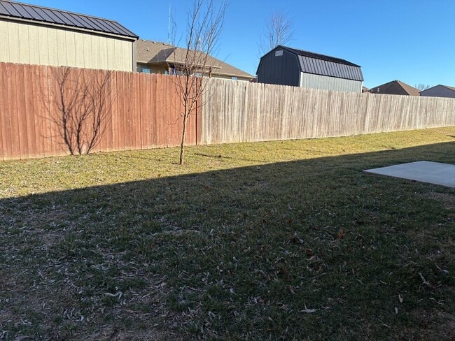 Building Photo - Beautiful 3 bedroom, 2 bath, 2 car garage duplex in Ozark! Spacious, granite with open / split be...