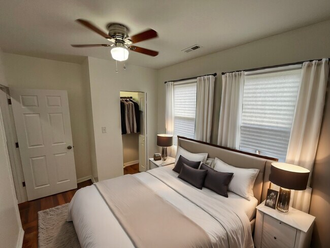 Building Photo - 1320 W 57th St