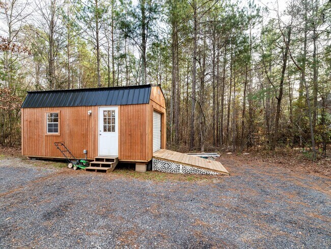 Building Photo - 1074 Little Vine Church Rd