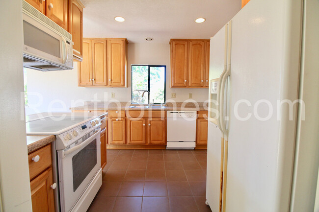 Building Photo - 2822 Mesa Dr