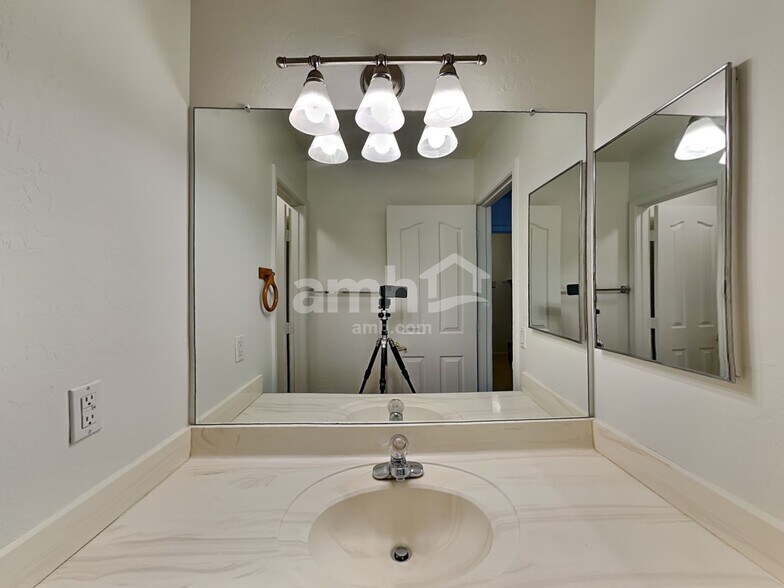 Building Photo - 717 W Beth Dr