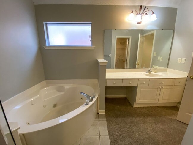 Building Photo - 3 bed, 2 bath in a gated community by Shel...
