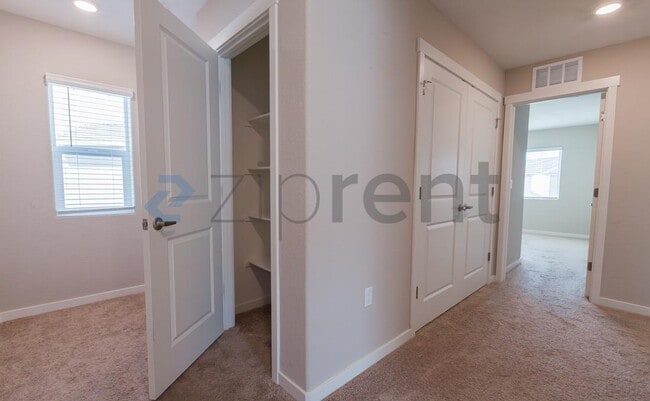 Building Photo - 2766 Bedell St