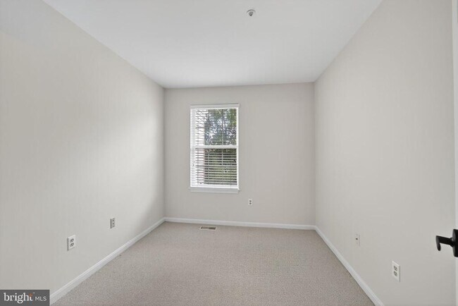 Building Photo - 107 Quiet Waters Pl