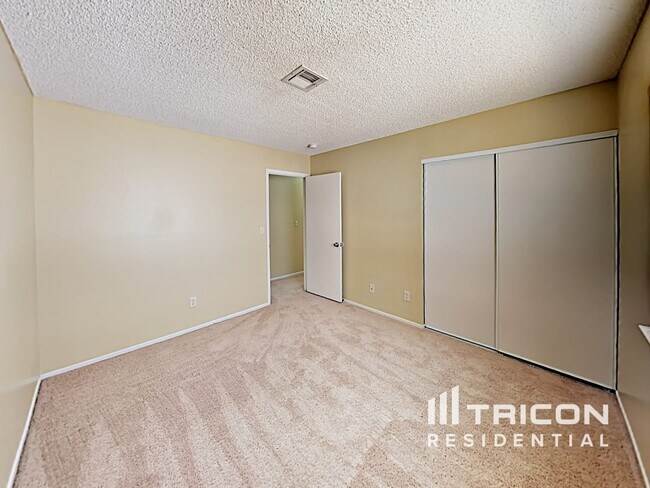 Building Photo - 5958 Chariot Ln
