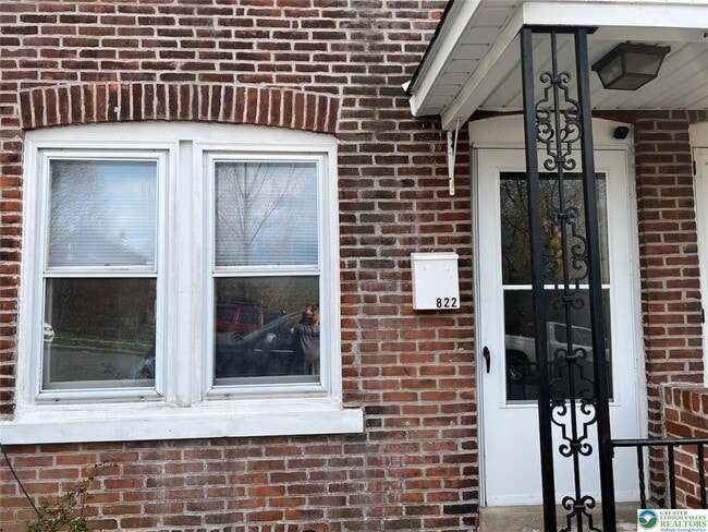 Building Photo - 822 E 8th St