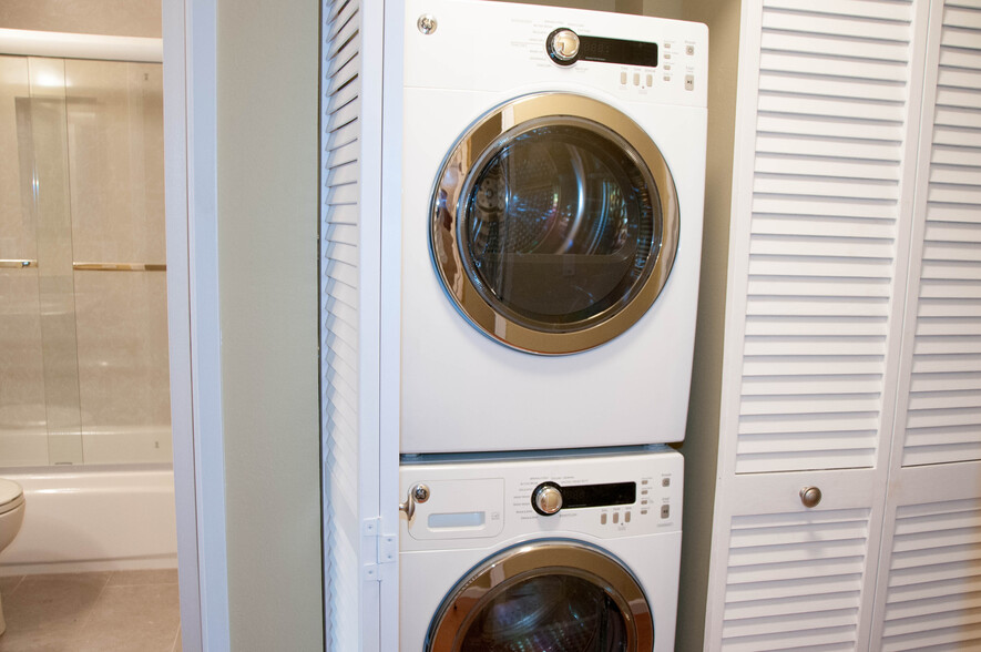 In-unit washer and dryer - 905 W Middlefield Rd