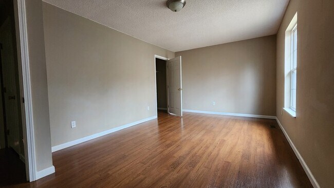 Building Photo - Condo Now For Rent
