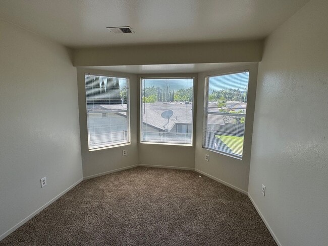 Building Photo - Charming 3 bedroom 1.5 bathroom Two story Town House with an attached garage.