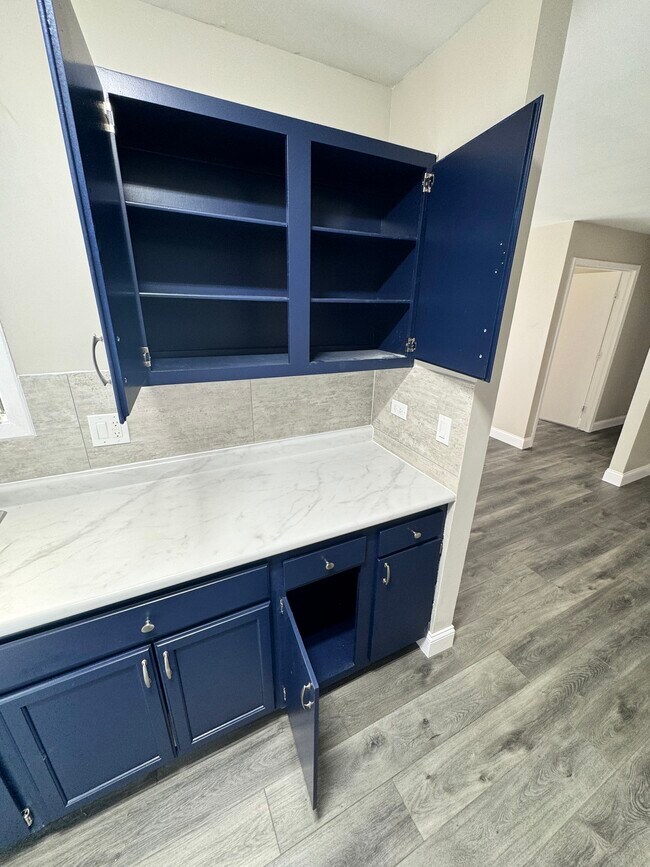 Building Photo - 5556 Allemong Dr