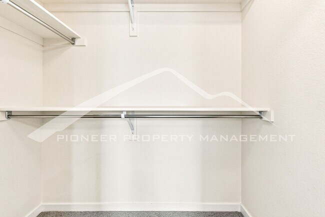 Building Photo - Charming Home with Central AC and Washer/Dryer