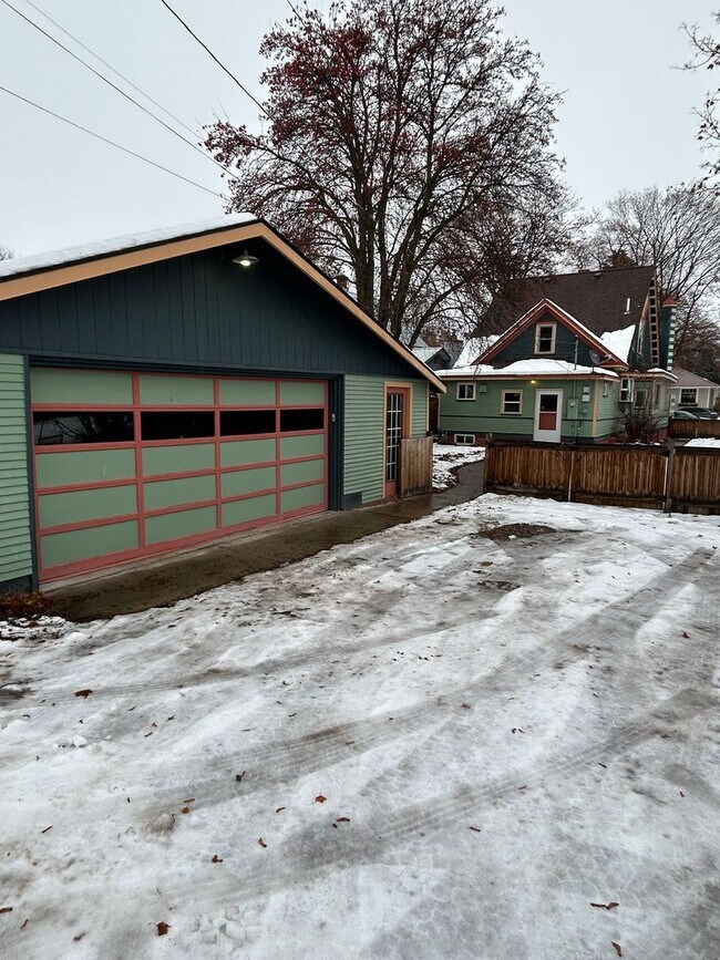 Building Photo - 4 Bedroom Home on Kalispell’s East Side – Spacious Yard & Double Garage