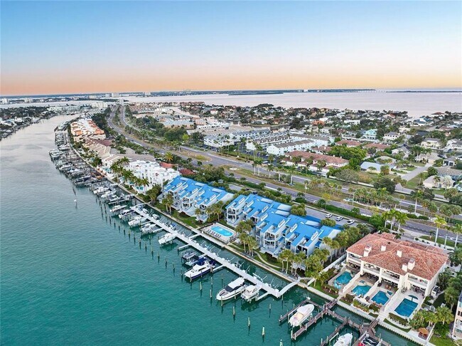 Building Photo - 910 Pinellas Bayway S