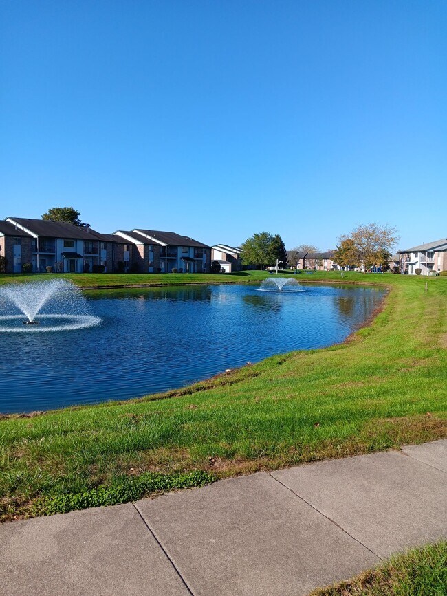 Building Photo - Faces our beautiful lake with fountain.