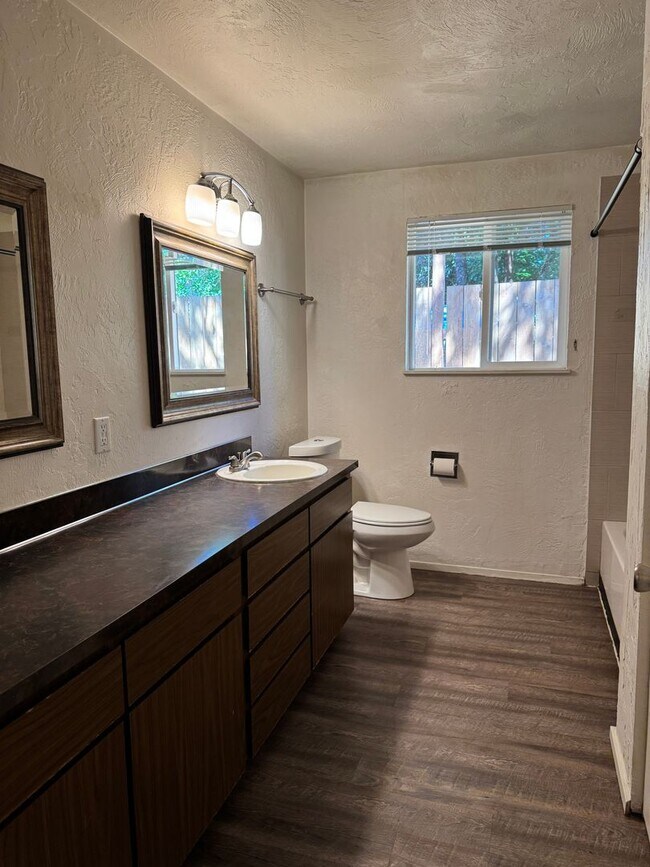 Building Photo - Updated 2-bedroom 1.5 bath duplex in Springfield!