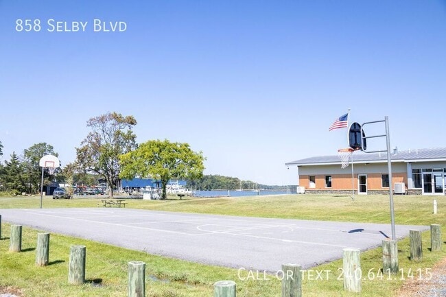 Building Photo - 858 Selby Blvd