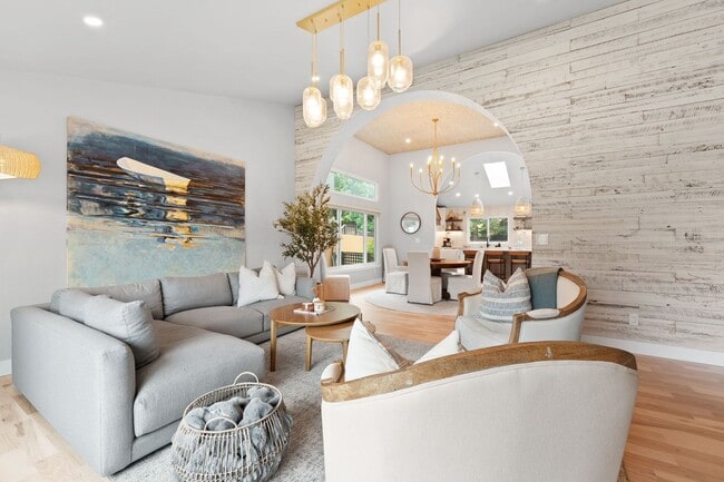 Building Photo - Stunning Fully Furnished Rental in Golden,...