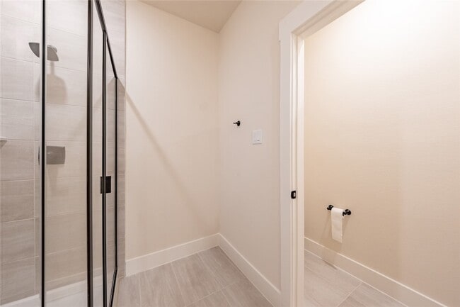 Building Photo - 813 Emerling Dr