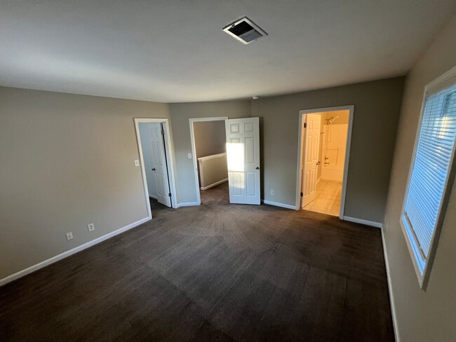Building Photo - Spacious 3 bedroom 2.5 bath home.