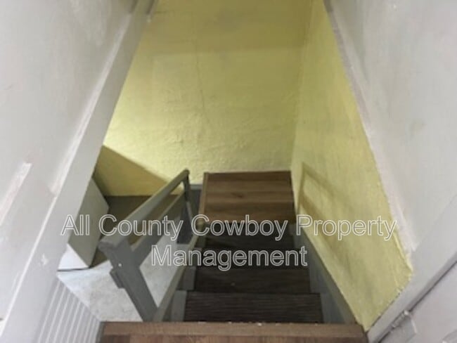 Building Photo - 557 1/2 N 8th St