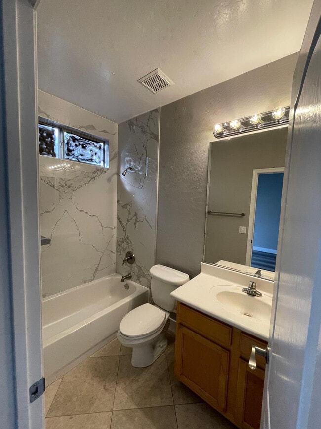 Building Photo - 2225 E Detroit St