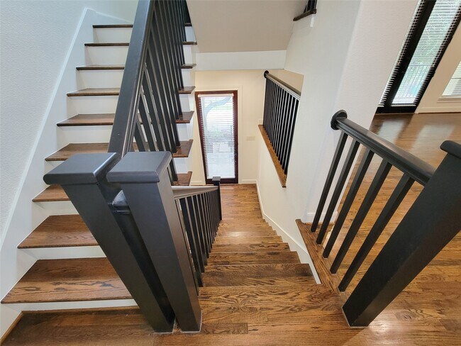 Building Photo - 1605 W 14th St