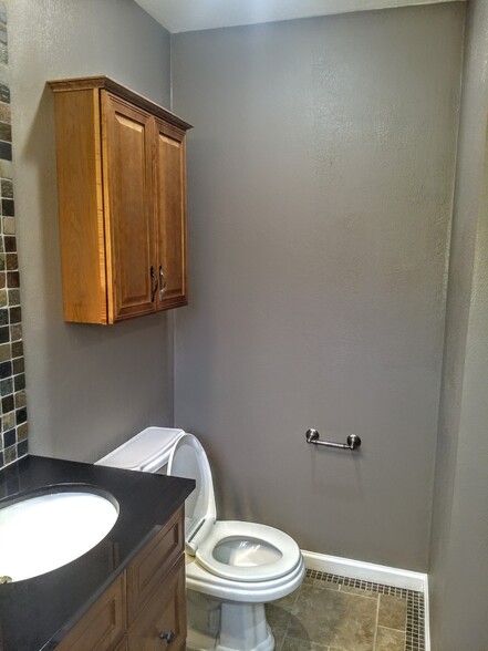 Master bathroom - 16351 Petro Dr