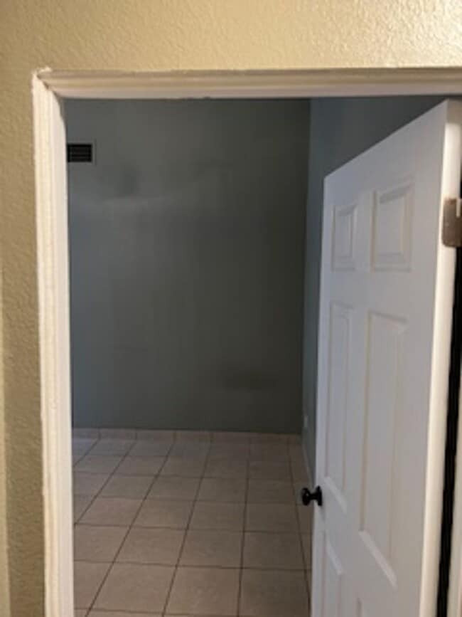 Building Photo - Southwest Bakersfield Home with Pool