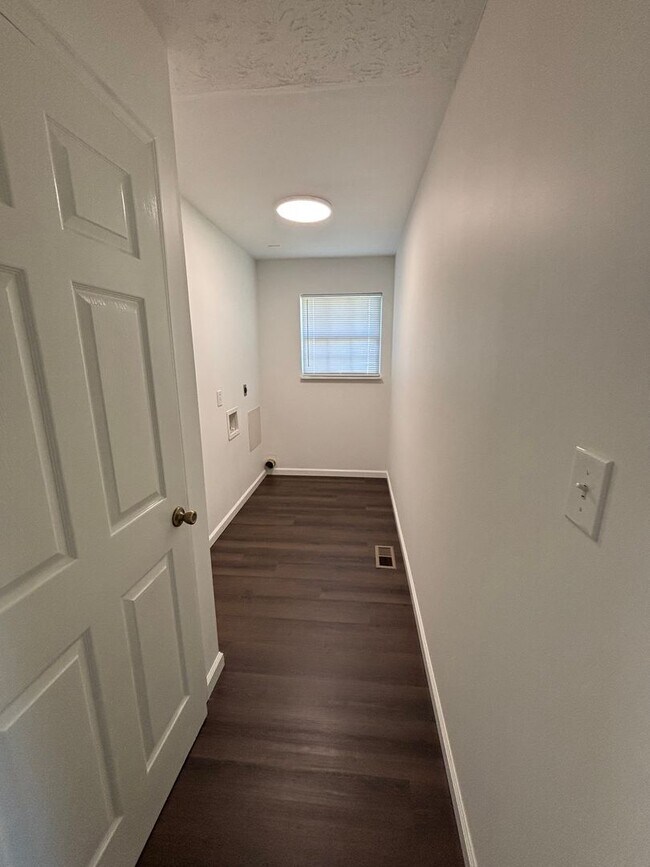Building Photo - Freshly Renovated Cottage!