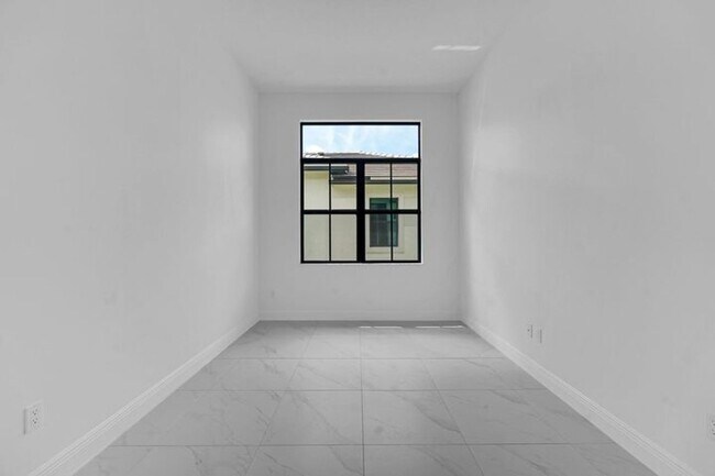 Building Photo - 13920 Vivant Dr