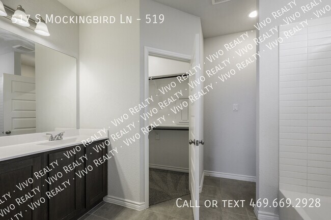 Building Photo - 517 S Mockingbird Ln
