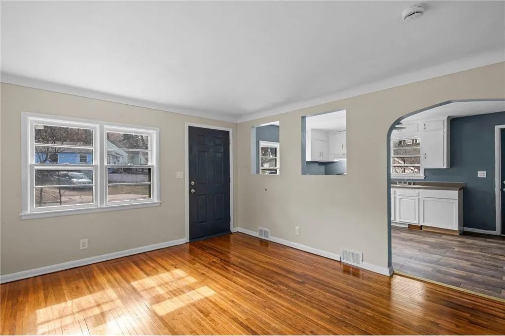 Building Photo - 491 Sidney St E