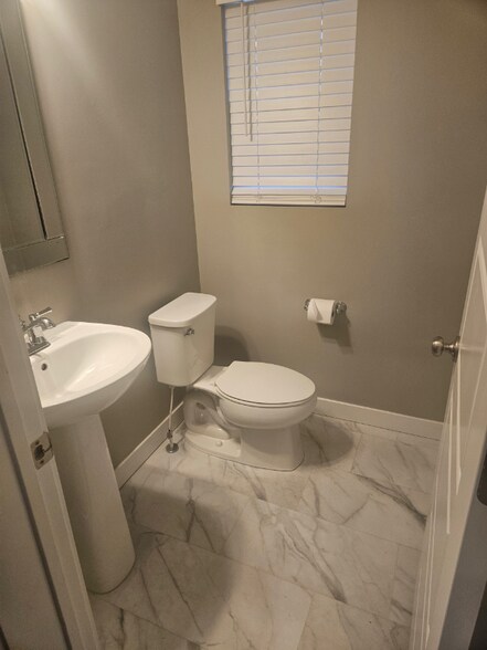 Building Photo - 1044 W Osprey Dr